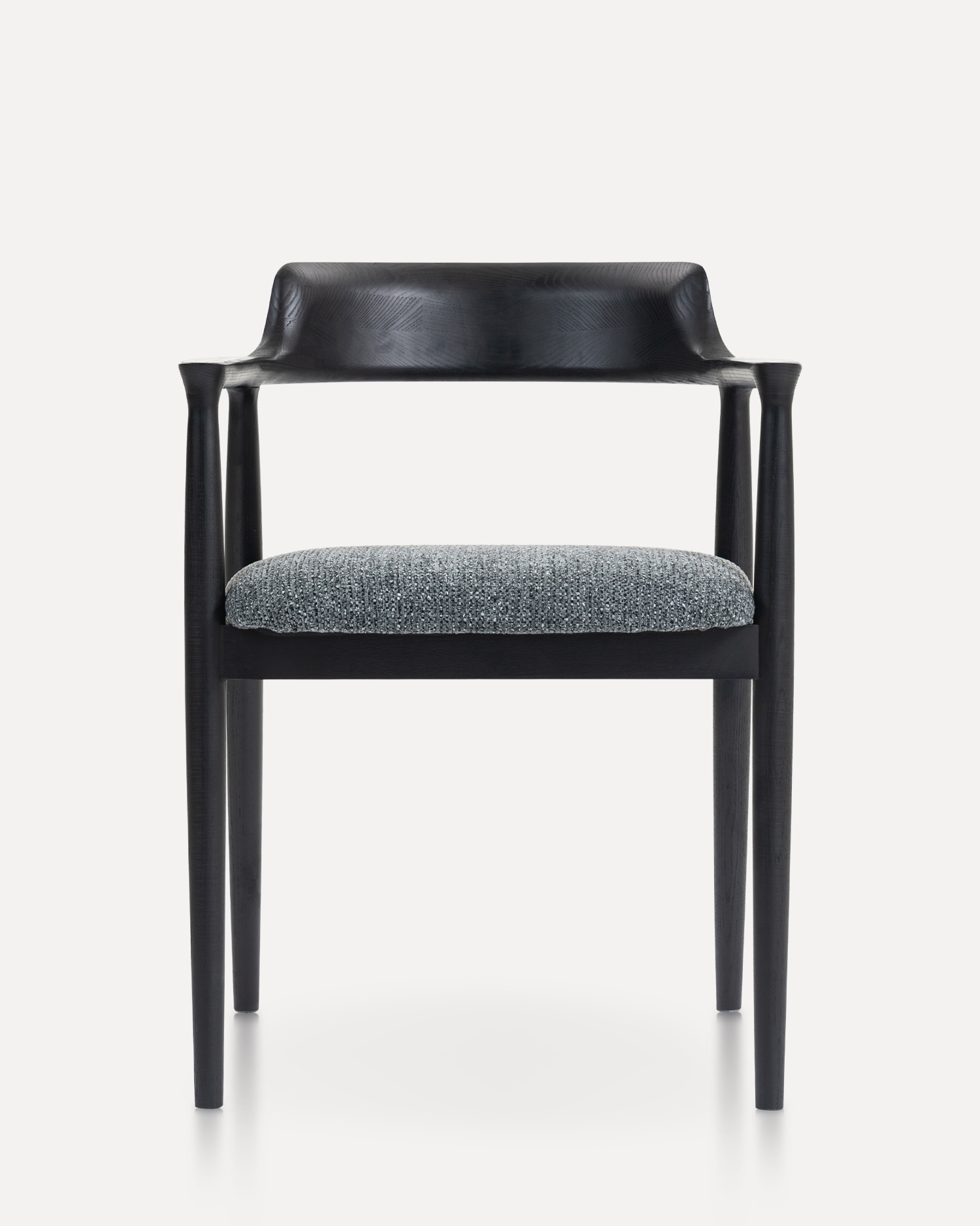 Minimalistyczne drewniane krzesła podłokietkowe Minimalistyczne drewniane krzesła podłokietkowe