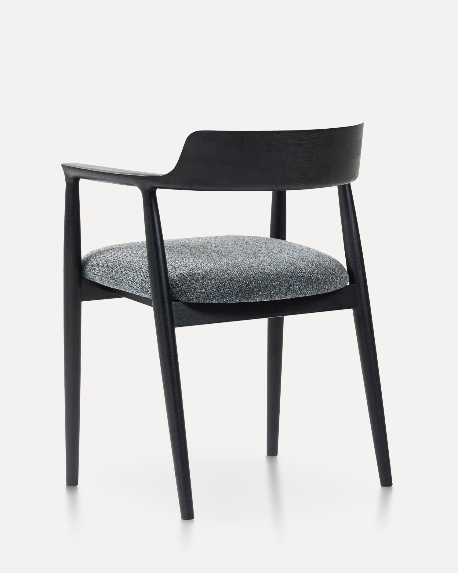 Minimalistyczne drewniane krzesła podłokietkowe Minimalistyczne drewniane krzesła podłokietkowe