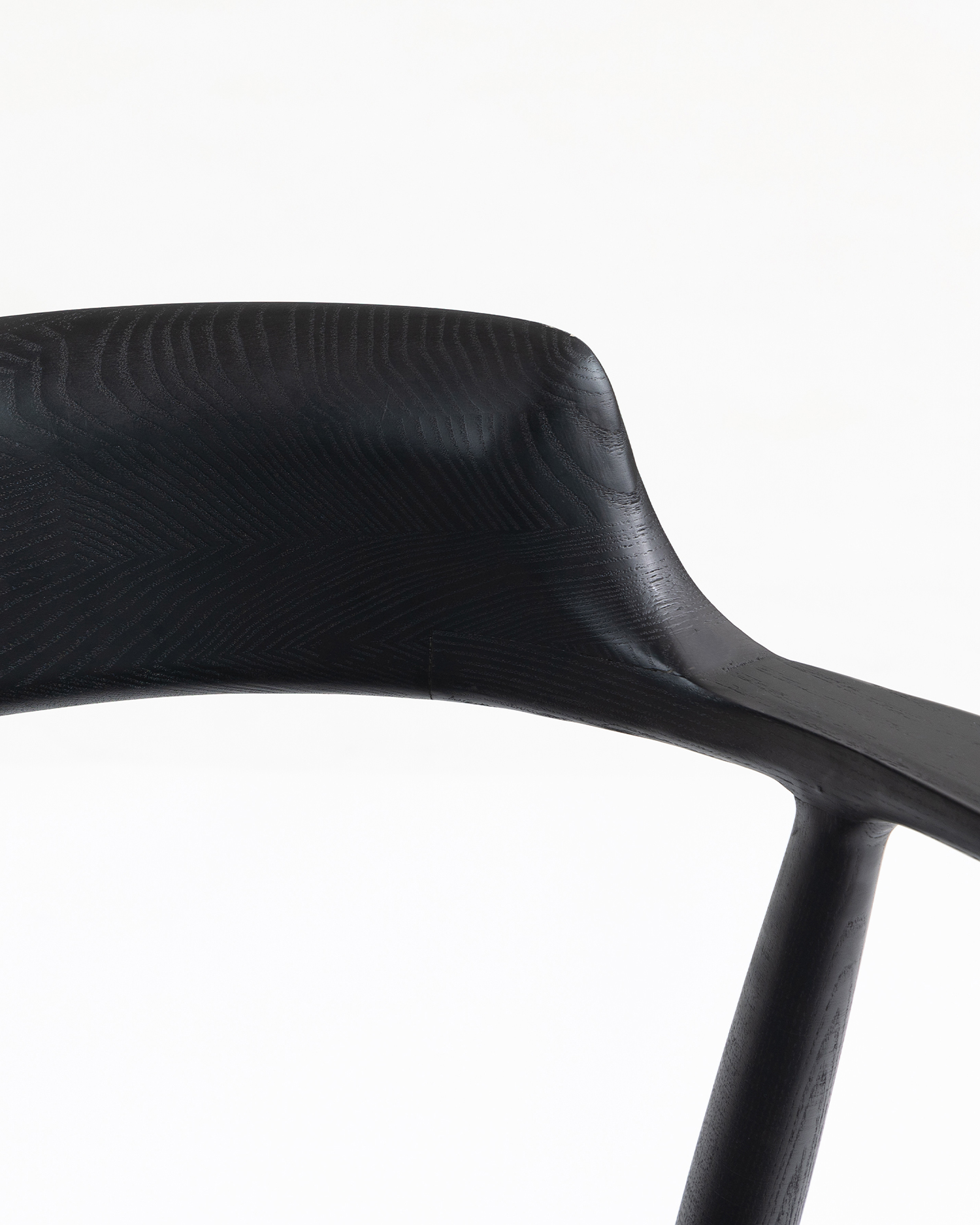 Minimalistyczne drewniane krzesła podłokietkowe Minimalistyczne drewniane krzesła podłokietkowe