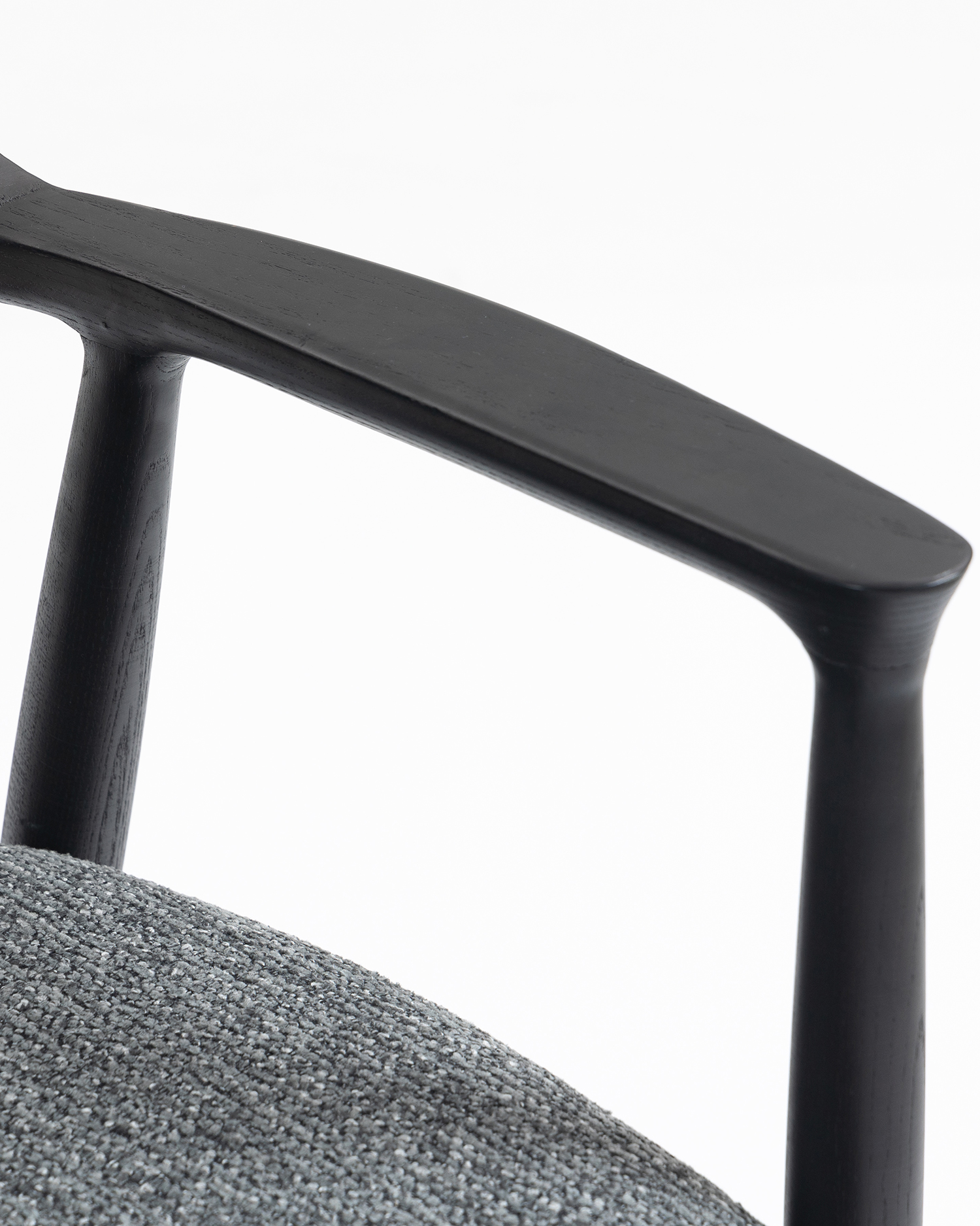 Minimalistyczne drewniane krzesła podłokietkowe Minimalistyczne drewniane krzesła podłokietkowe