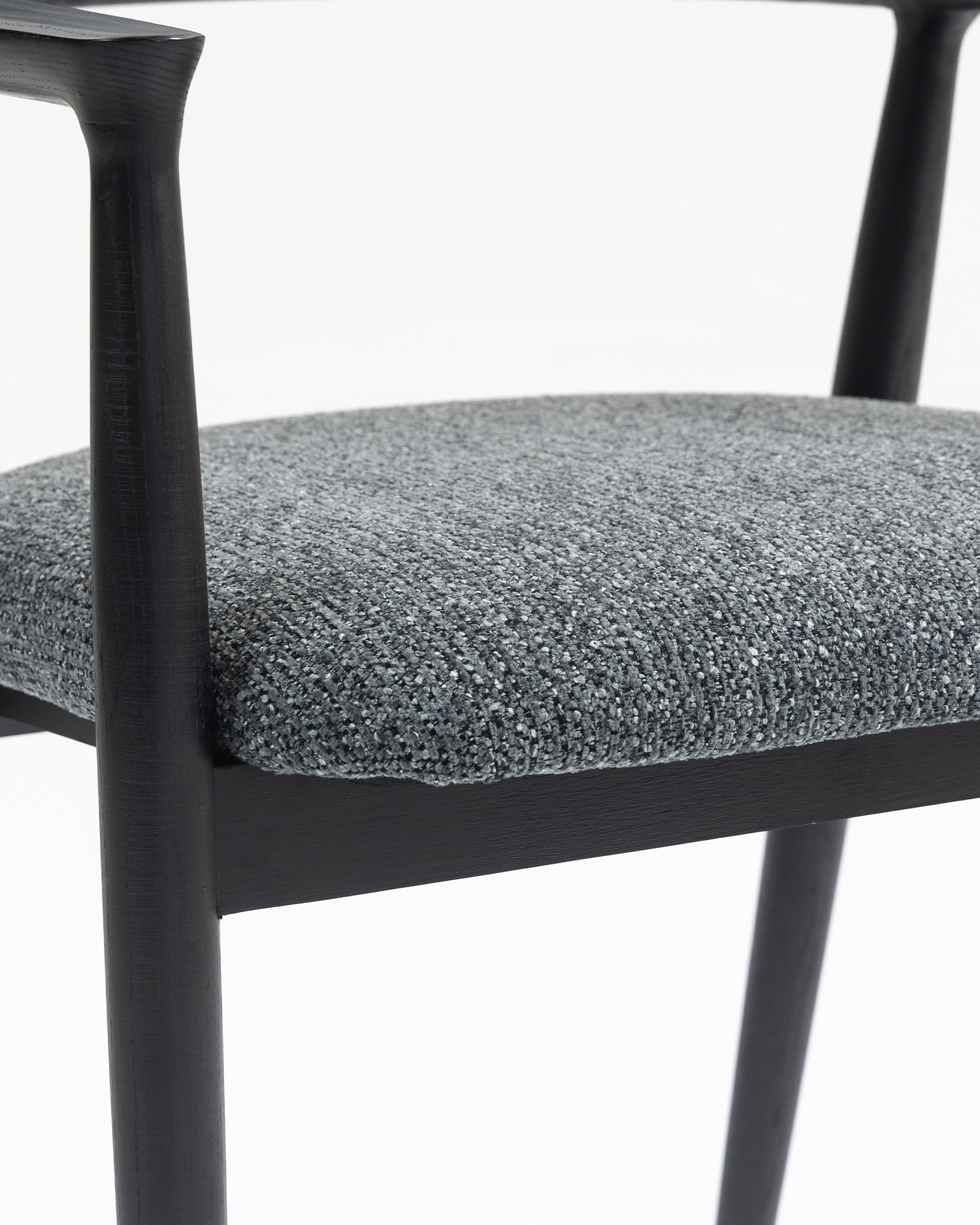 Minimalistyczne drewniane krzesła podłokietkowe Minimalistyczne drewniane krzesła podłokietkowe