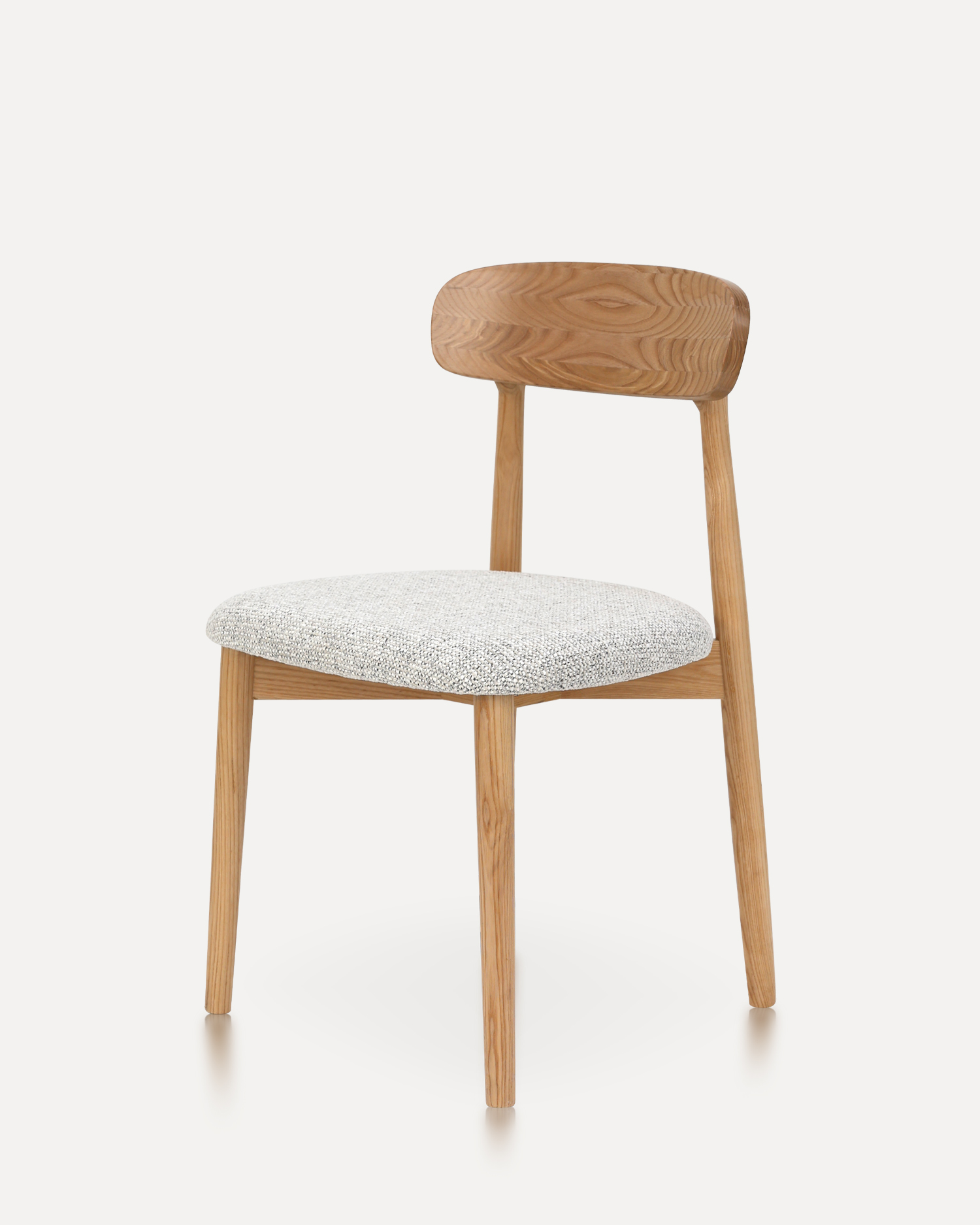 Klasyczne drewniane krzesła z odchurek orzechowych