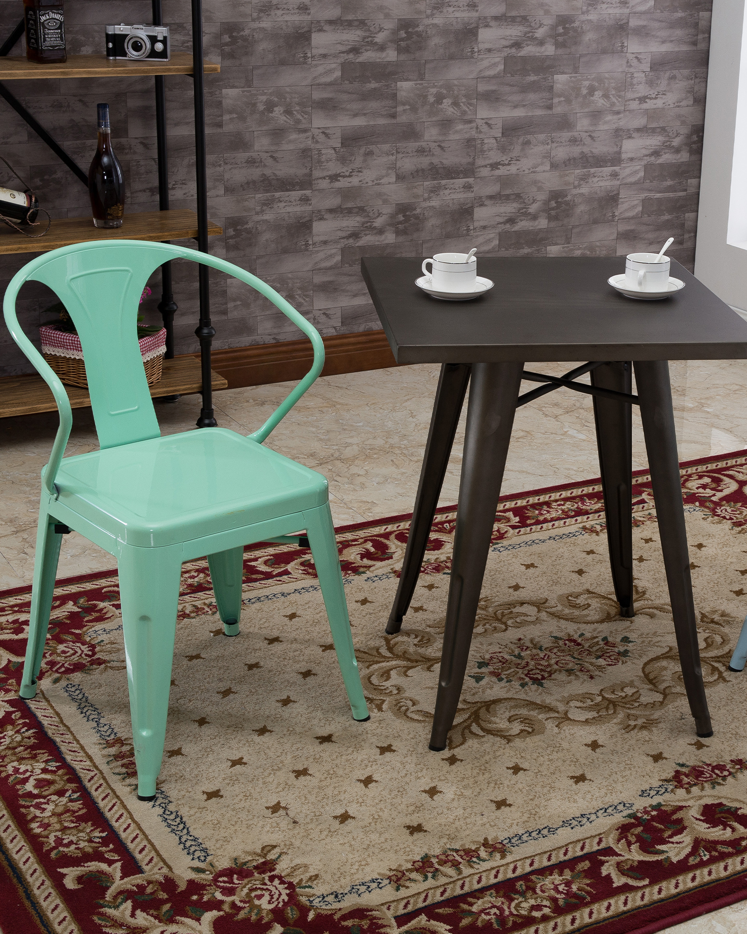 Czerwony metalowy stół w stylu vintage Czerwony metalowy stół w stylu vintage