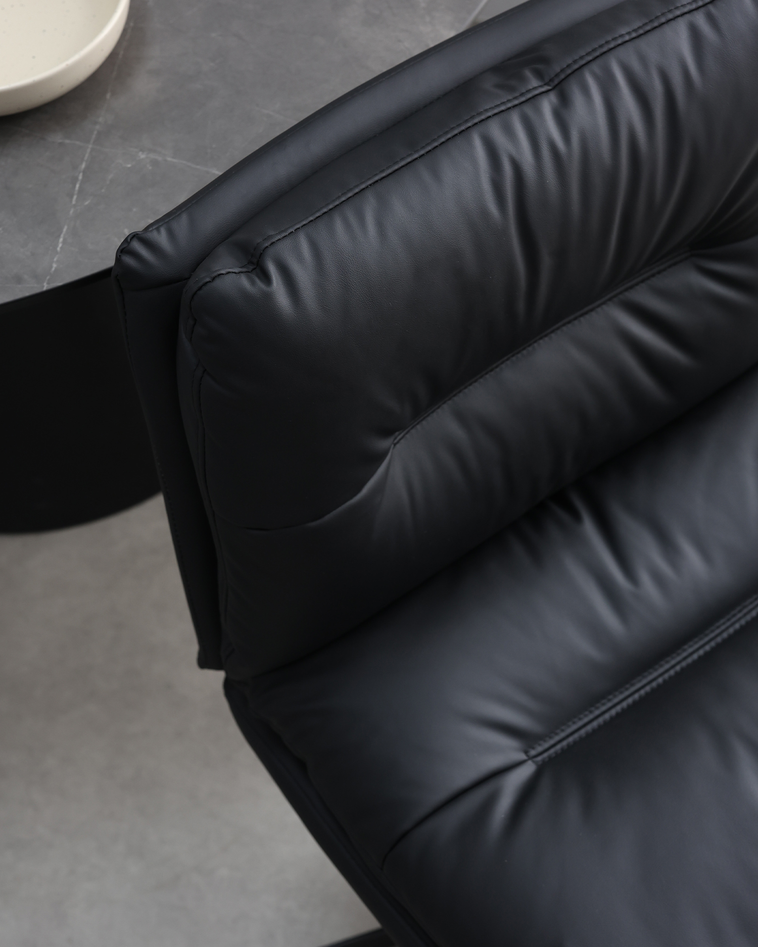 Krzesła biurowe w salonie tkaniny Krzesła biurowe w salonie tkaniny