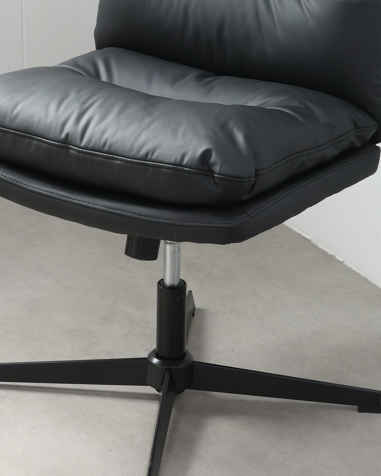 Krzesła biurowe w salonie tkaniny Krzesła biurowe w salonie tkaniny